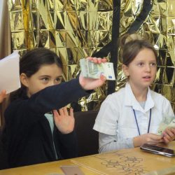5 Euro werden von der Kinderbank abgehoben.