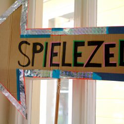 Pfeil zum Spielezelt