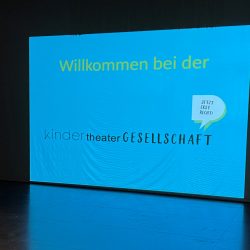 Willkommenstafel der KinderTheaterGesellschaft